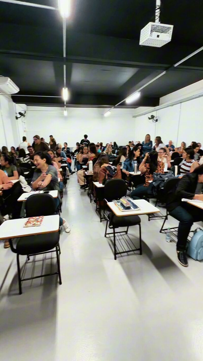 Sala de aula lotada durante a palestra