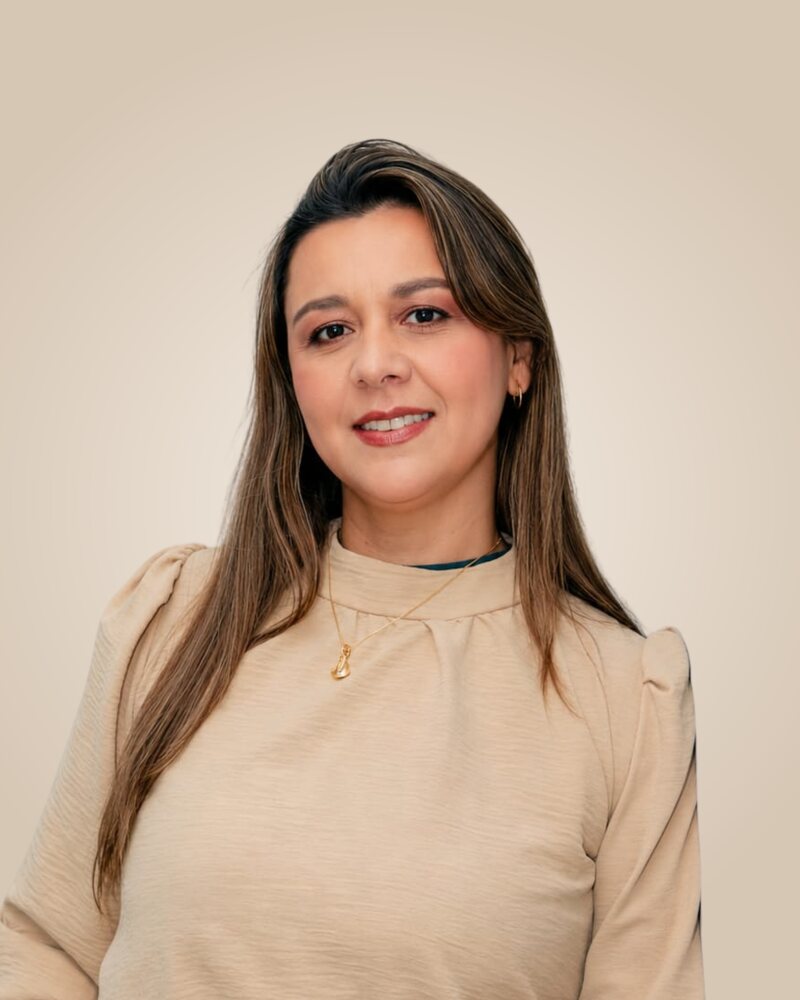 Mônica Luz, psicóloga, de blusa bege, sorrindo