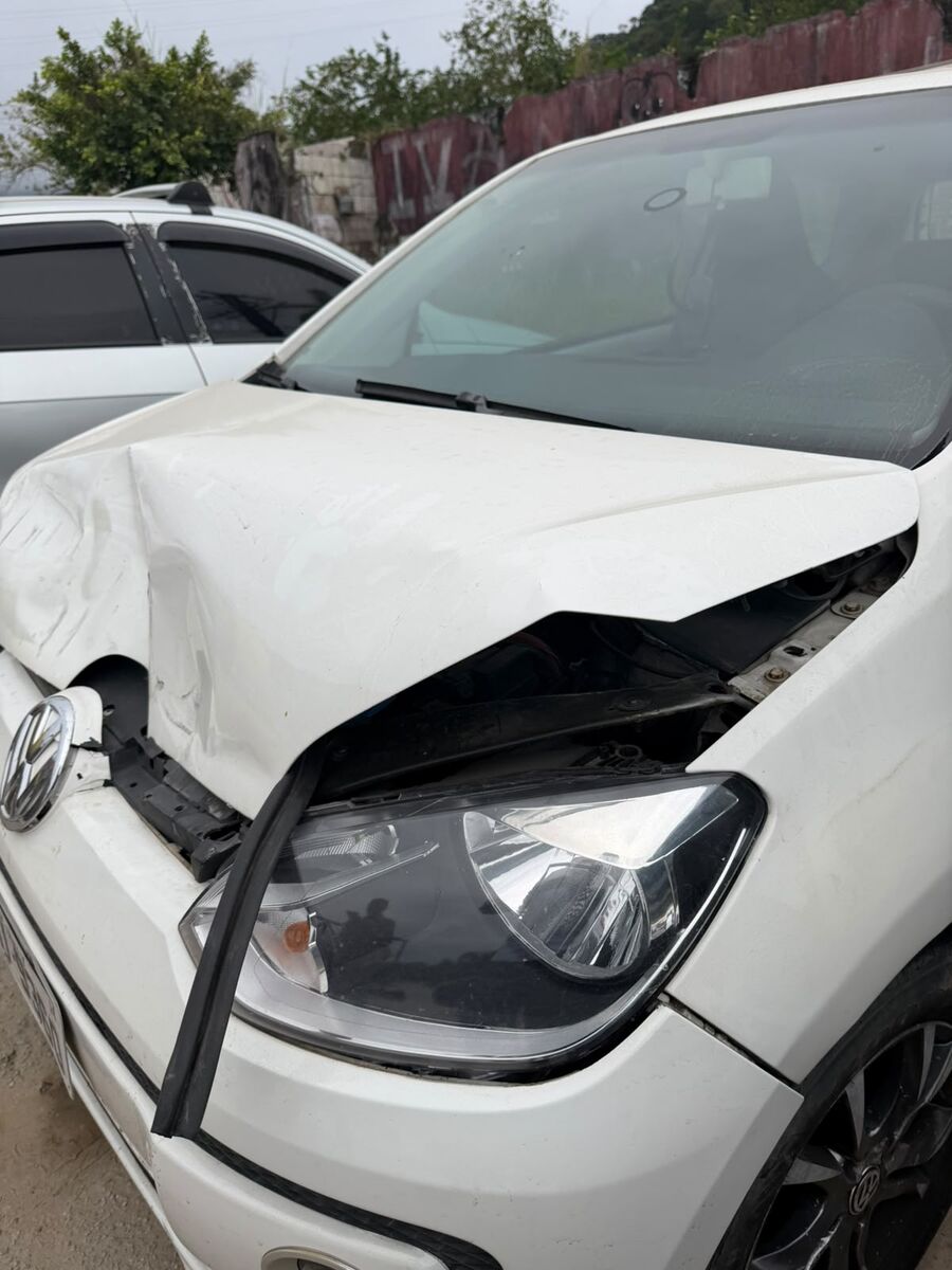 Outro carro com a frente amassada após colisão
