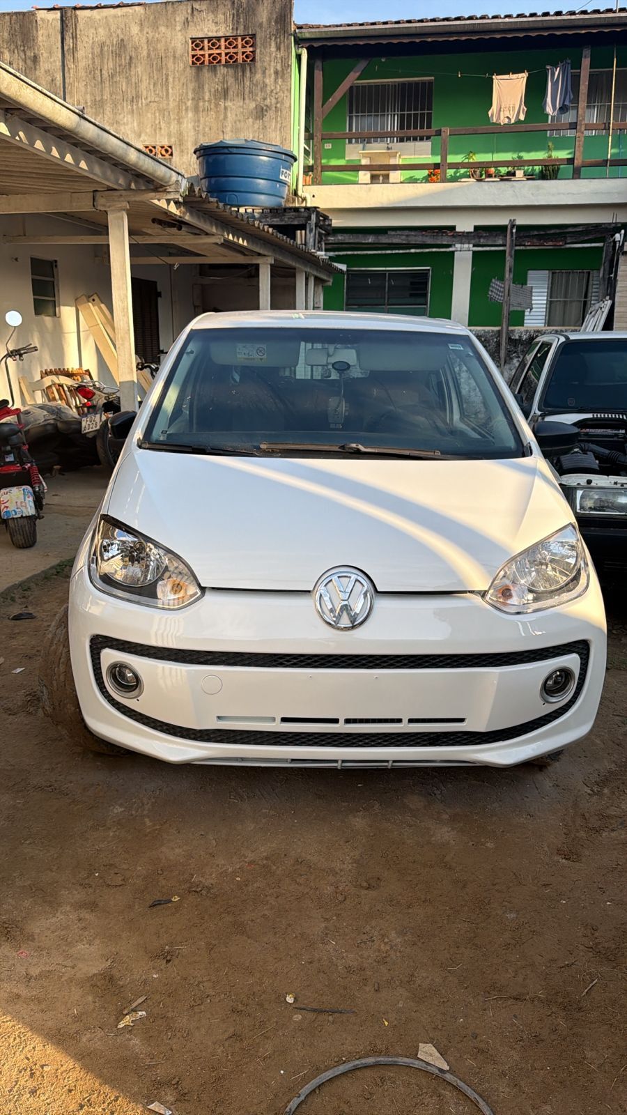 O mesmo carro com a frente reparada