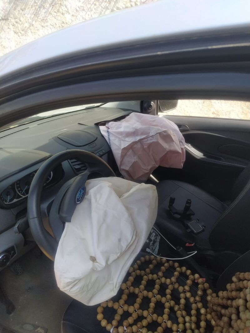 Airbag acionado dentro do carro após a colisão