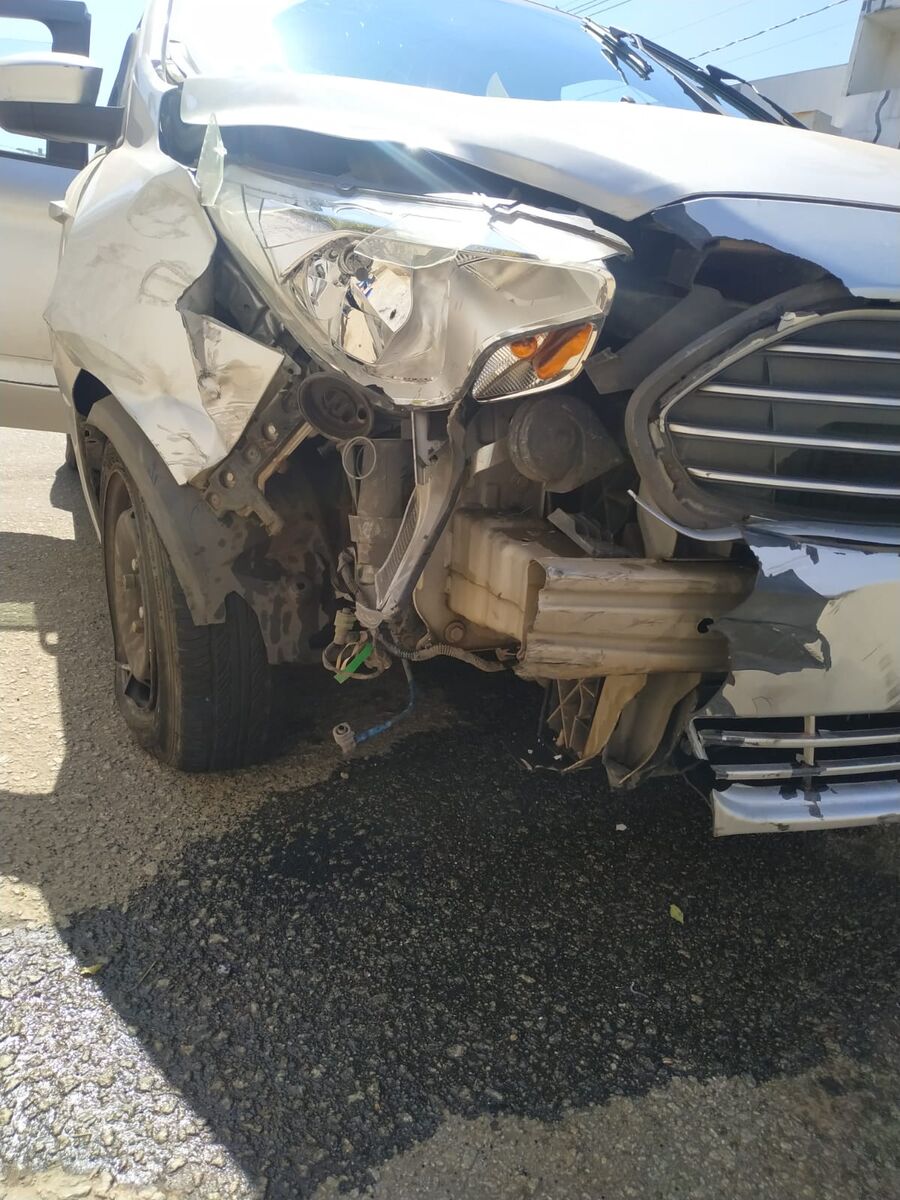 Frente do carro destruída após colisão na estrada