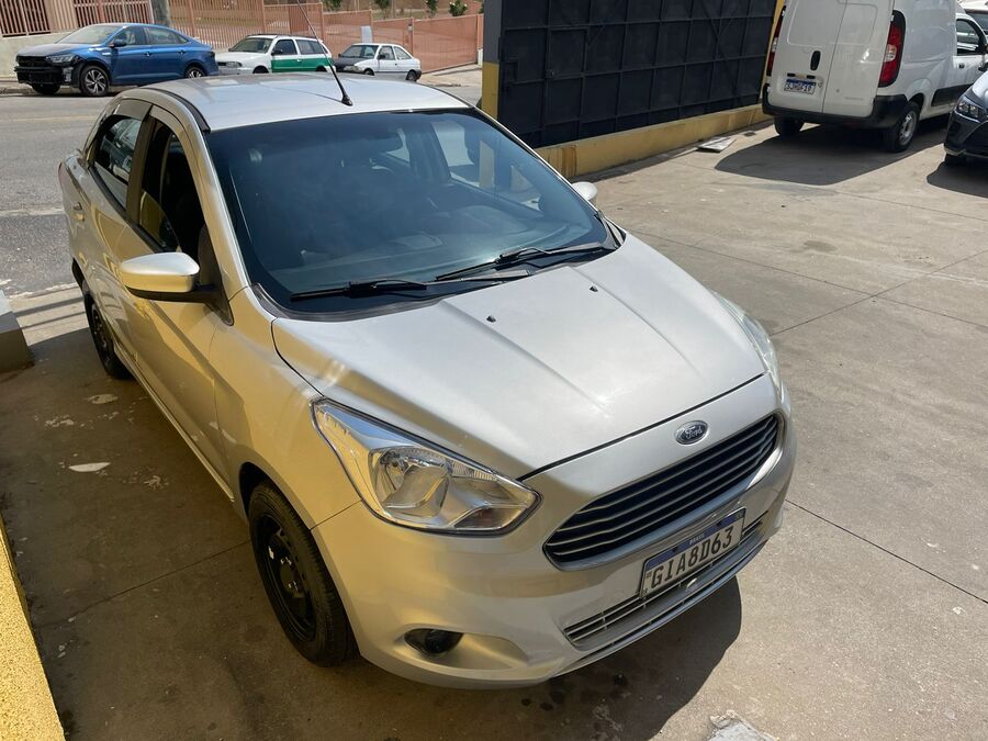 O mesmo carro com a frente totalmente reparada