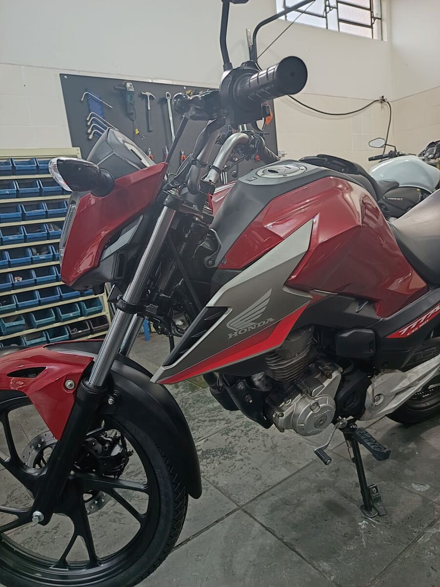 Moto vermelha na área de instalação da Save