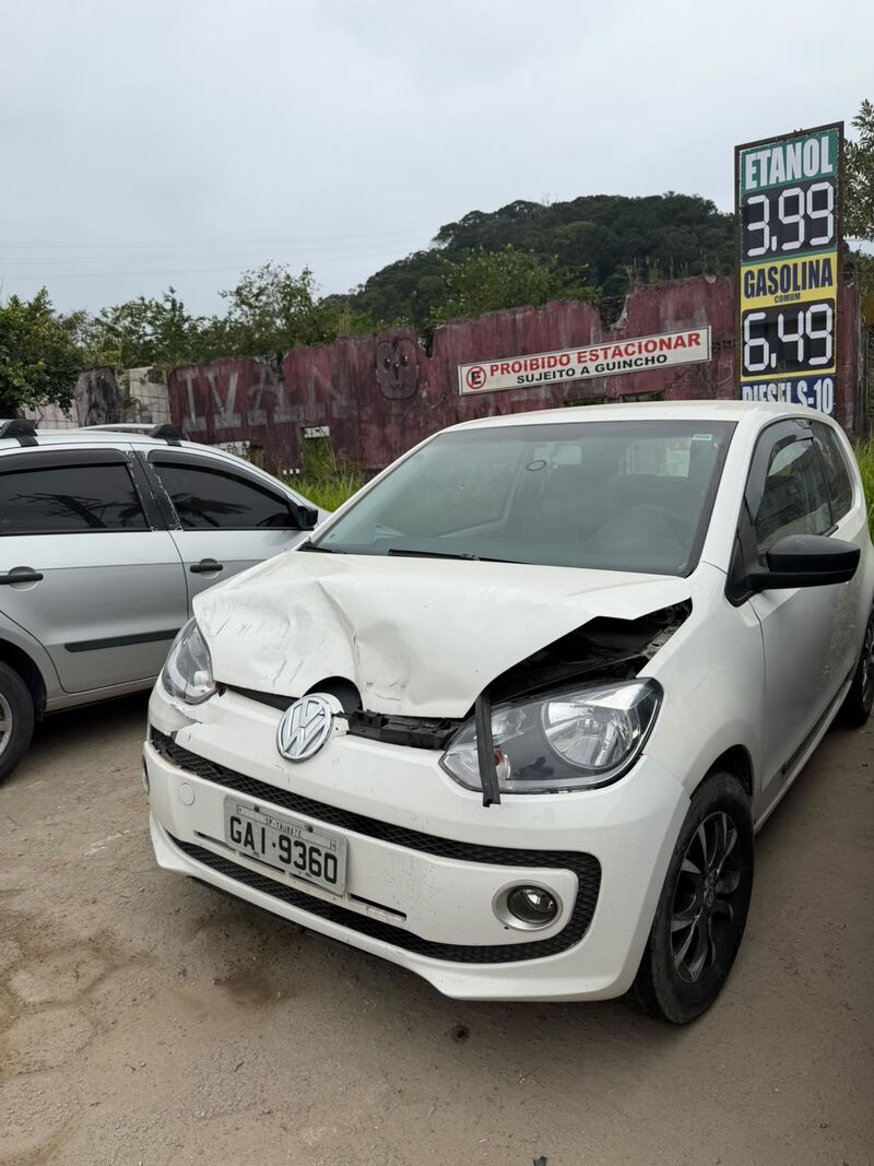 Carro com a frente danificada aguardando reparo